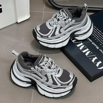 Ženske tenisice Dad Shoes, gornji dio od velura i tkanine, okrugli vrh, visina pete 6–8 cm, ulošak od ovčje vune, prednje vezanje tankom trakicom