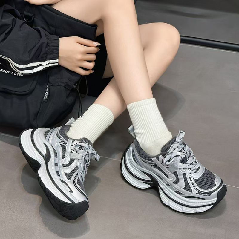 Ženske tenisice Dad Shoes, gornji dio od velura i tkanine, okrugli vrh, visina pete 6–8 cm, ulošak od ovčje vune, prednje vezanje tankom trakicom