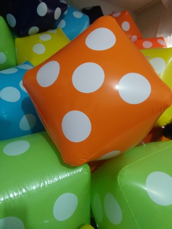 PVC kocka – jobb szögű, hatszögletű, alkalmas edzőberendezésekhez és sakk-kártyás játékokhoz.