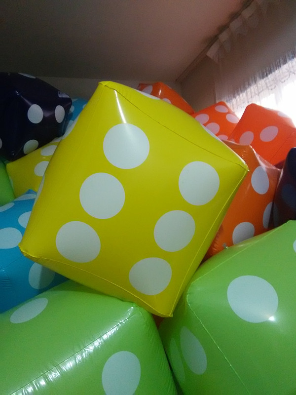 PVC kocka – jobb szögű, hatszögletű, alkalmas edzőberendezésekhez és sakk-kártyás játékokhoz.