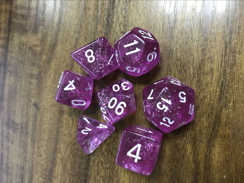 Sedmeročlani set mnogostraničnih kockica s srebrnim završetkom za Dungeons & Dragons, akrilne kocke za stolne RPG igre