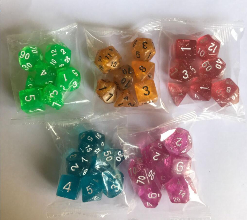 Sedmeročlani set mnogostraničnih kockica s srebrnim završetkom za Dungeons & Dragons, akrilne kocke za stolne RPG igre