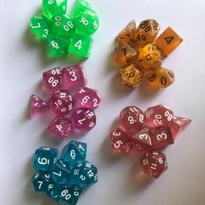 Sedmeročlani set mnogostraničnih kockica s srebrnim završetkom za Dungeons & Dragons, akrilne kocke za stolne RPG igre
