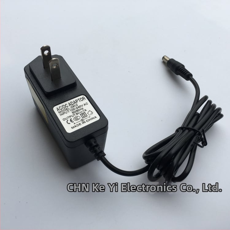 Napájanie pre pedál gitarových efektov, výstup 9V, 1A, 12W, prepínaný režim, vstup 100-240V