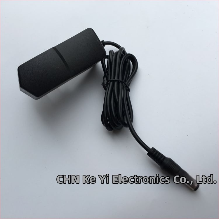 Napájanie pre pedál gitarových efektov, výstup 9V, 1A, 12W, prepínaný režim, vstup 100-240V