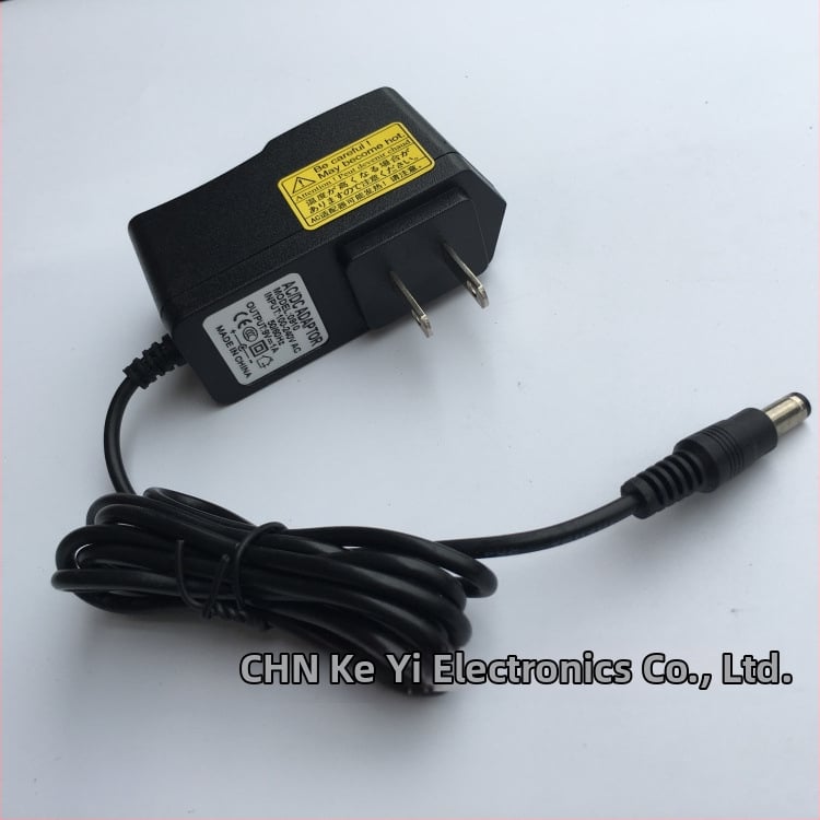 Napájanie pre pedál gitarových efektov, výstup 9V, 1A, 12W, prepínaný režim, vstup 100-240V