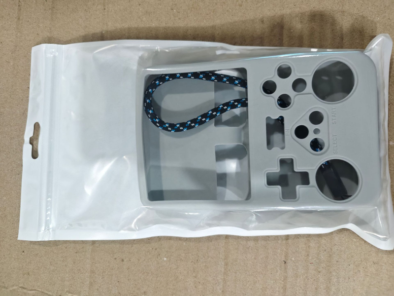 R36S hordozható szilikon védőtok – Kompatibilis a R36S hordozható konzollal; Logó nyomtatás elérhető; OEM feldolgozás; Egyedi csomagolás (Szilikon anyag; Kompatibilis az R36S-sel; Logó nyomtatása; OEM feldolgozás; Egyedi csomagolás)