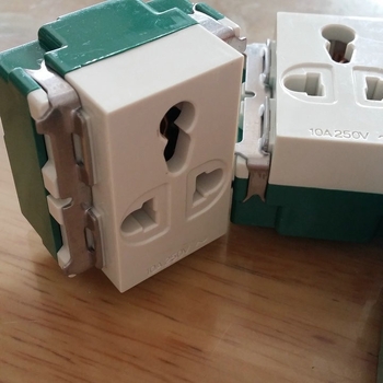 Modul de alimentare cu trei prize, 10A/250V, rezistent la umiditate, contacte din cupru, finisaj