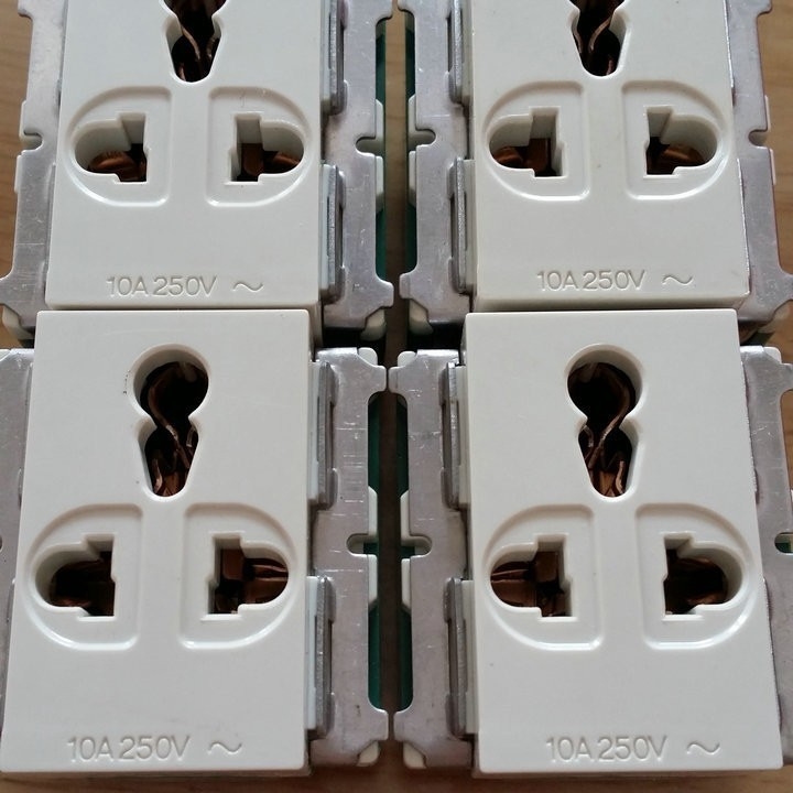 Modul de alimentare cu trei prize, 10A/250V, rezistent la umiditate, contacte din cupru, finisaj