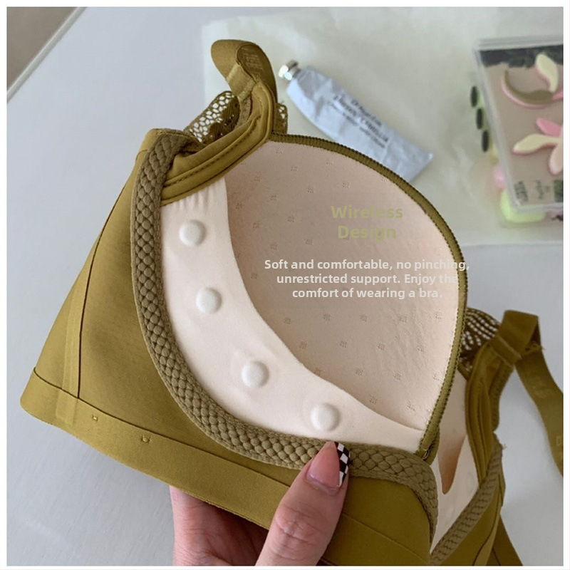 Bežični push-up grudnjak s košaricama 3/4, stražnje zatvaranje s tri reda kukica, najlon materijal, prozračan i udoban.