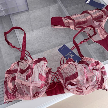 Σετ σουτιέν με υπερλεπτά καλούπια, διαπνέσιμο νάιλον ύφασμα, βασικό υλικό 70–80%, σταθεροί διπλοί ιμάντες, πίσω διπλή σειρά αγκράδων.