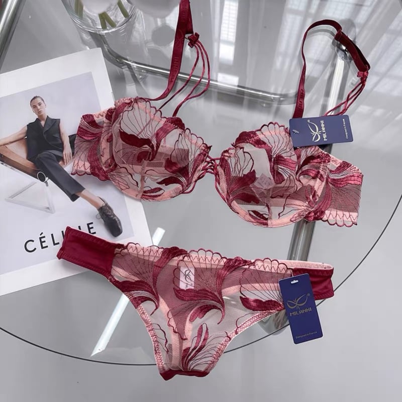 Σετ σουτιέν με υπερλεπτά καλούπια, διαπνέσιμο νάιλον ύφασμα, βασικό υλικό 70–80%, σταθεροί διπλοί ιμάντες, πίσω διπλή σειρά αγκράδων.