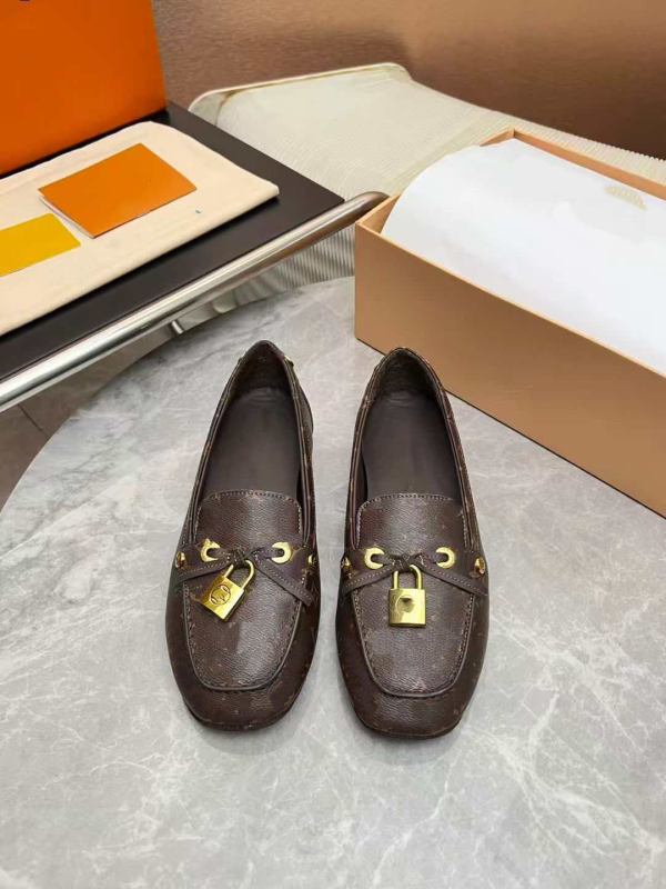 Ženski kožni loafersi s ravnim potplatom — okrugla vrh, gornji dio od kože prvog sloja, gumeni potplat, niski pet