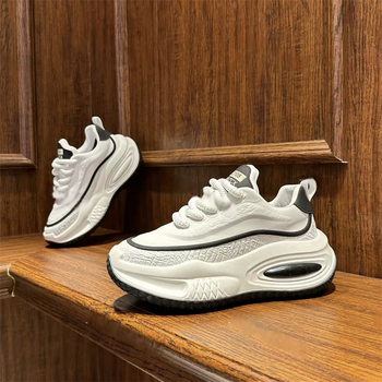 Férfiaknak szabadidő-sportcipő KPU felsőrésszel, fűzőkkel, hegyes orral, gumírozott talppal