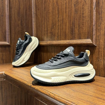 Férfiaknak szabadidő-sportcipő KPU felsőrésszel, fűzőkkel, hegyes orral, gumírozott talppal