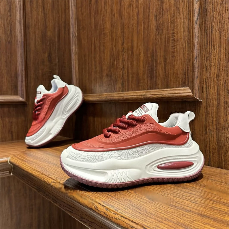 Férfiaknak szabadidő-sportcipő KPU felsőrésszel, fűzőkkel, hegyes orral, gumírozott talppal