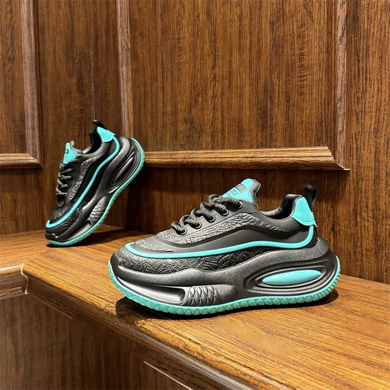 Férfiaknak szabadidő-sportcipő KPU felsőrésszel, fűzőkkel, hegyes orral, gumírozott talppal