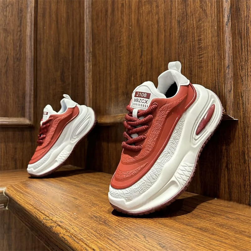 Férfiaknak szabadidő-sportcipő KPU felsőrésszel, fűzőkkel, hegyes orral, gumírozott talppal