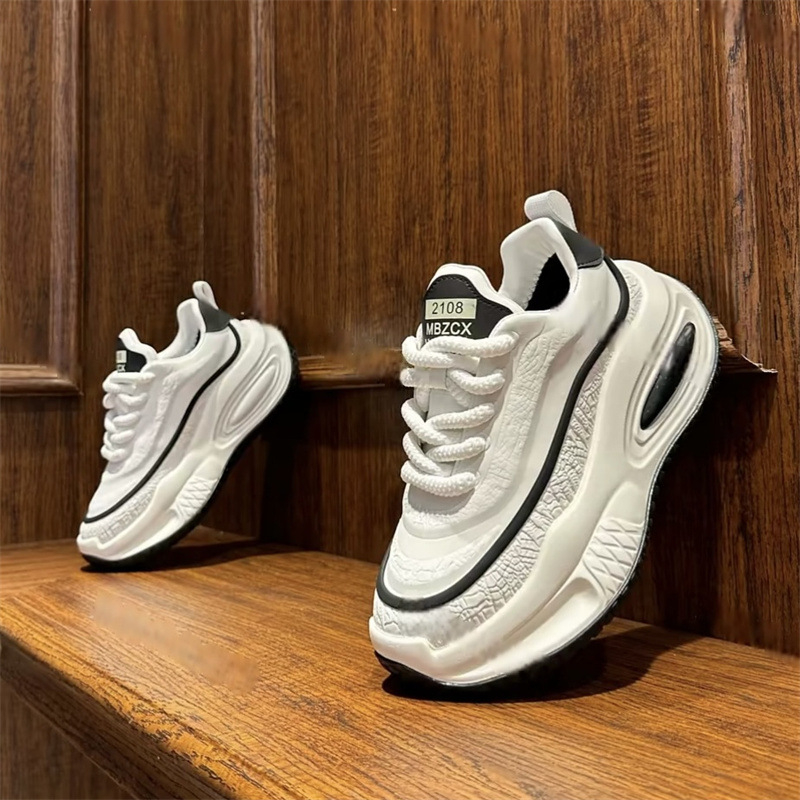 Férfiaknak szabadidő-sportcipő KPU felsőrésszel, fűzőkkel, hegyes orral, gumírozott talppal