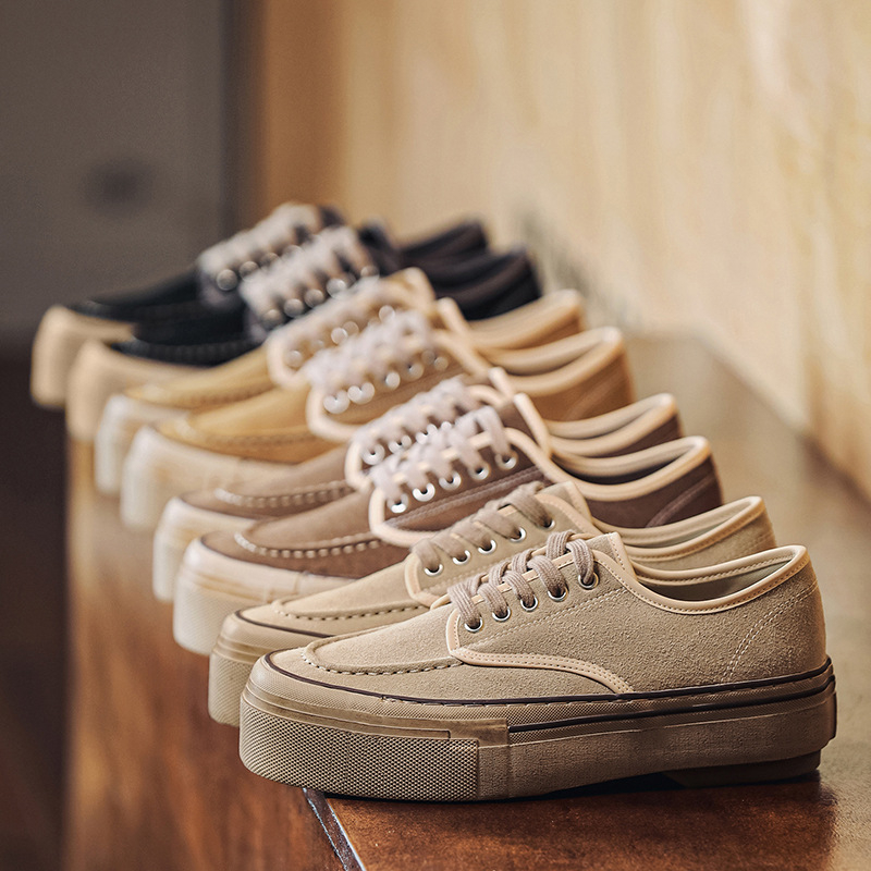 Muške tenisice s gornjim dijelom od nubuka teleće kože, vulkanizirani debeli potplat, vezanje, okrugli vrh, niski profil