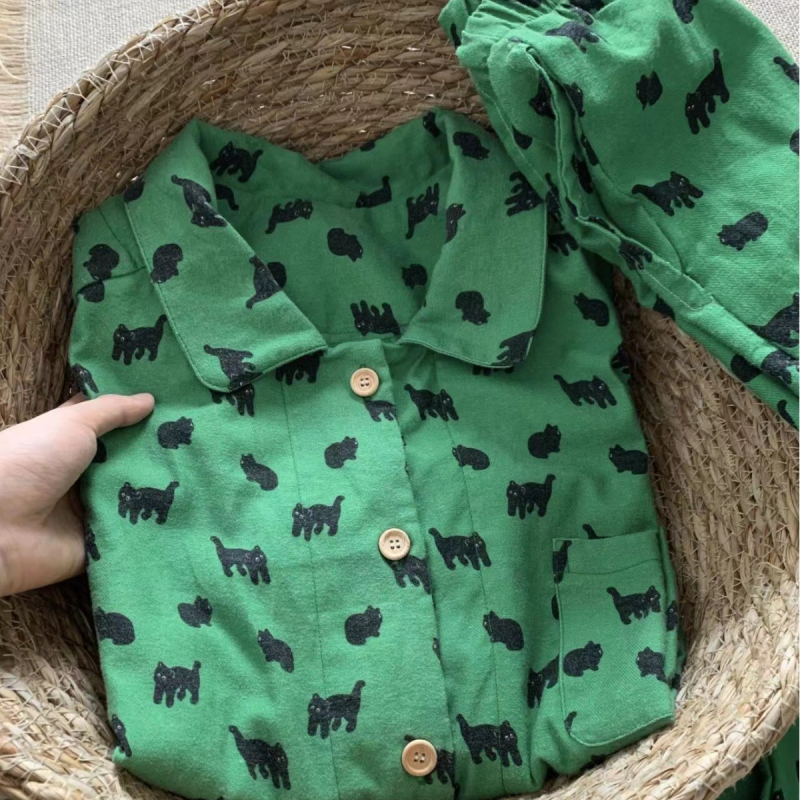 100% pamut pizsama szett, hosszú ujjú felső és nadrág, vast anyag (251–300 g/m²), Doll collar, cartoon stílus