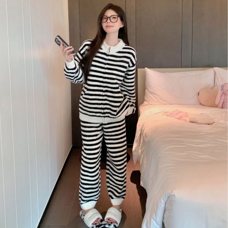 Ženski jesen-zimski pijama set od polu velura, debeli, okrugli izrez, dugi rukavi, može se nositi i izvan kuće