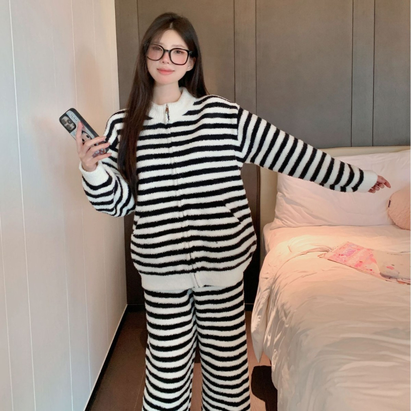 Ženski jesen-zimski pijama set od polu velura, debeli, okrugli izrez, dugi rukavi, može se nositi i izvan kuće