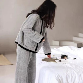 Set pidžama od velura, cardigan s okruglim ovratnikom, fleece podstava, dugi rukavi, hlače.