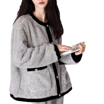 Set pidžama od velura, cardigan s okruglim ovratnikom, fleece podstava, dugi rukavi, hlače.