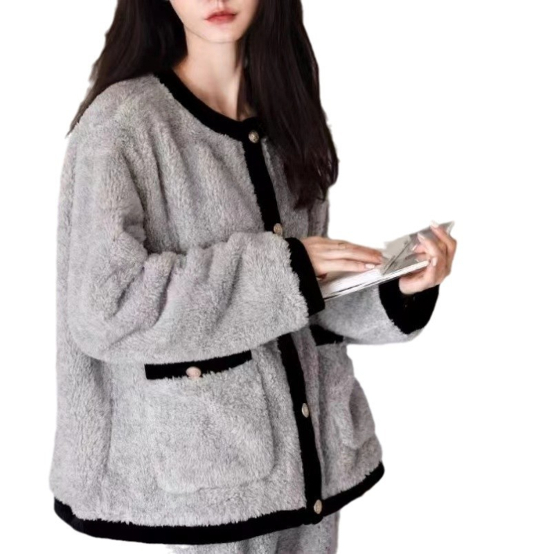 Set pidžama od velura, cardigan s okruglim ovratnikom, fleece podstava, dugi rukavi, hlače.