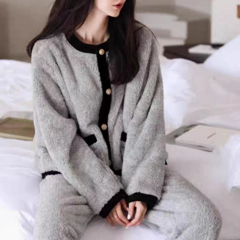 Set pidžama od velura, cardigan s okruglim ovratnikom, fleece podstava, dugi rukavi, hlače.
