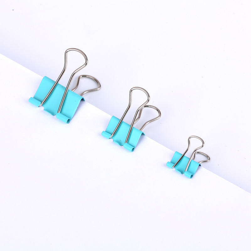 Deli 8521 metalni klip za fascikle, model 8521, pakiranje u plastičnu kutiju