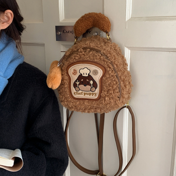 Ghiozdan din pluș, stil street, lansare iarnă 2025, căptușeală poliester, închidere cu fermoar.