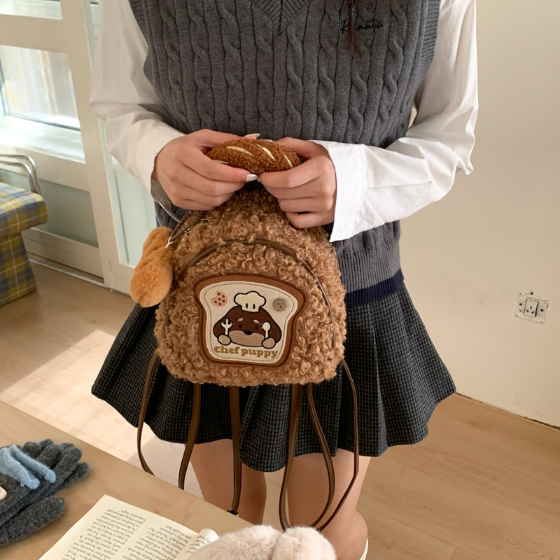 Ghiozdan din pluș, stil street, lansare iarnă 2025, căptușeală poliester, închidere cu fermoar.