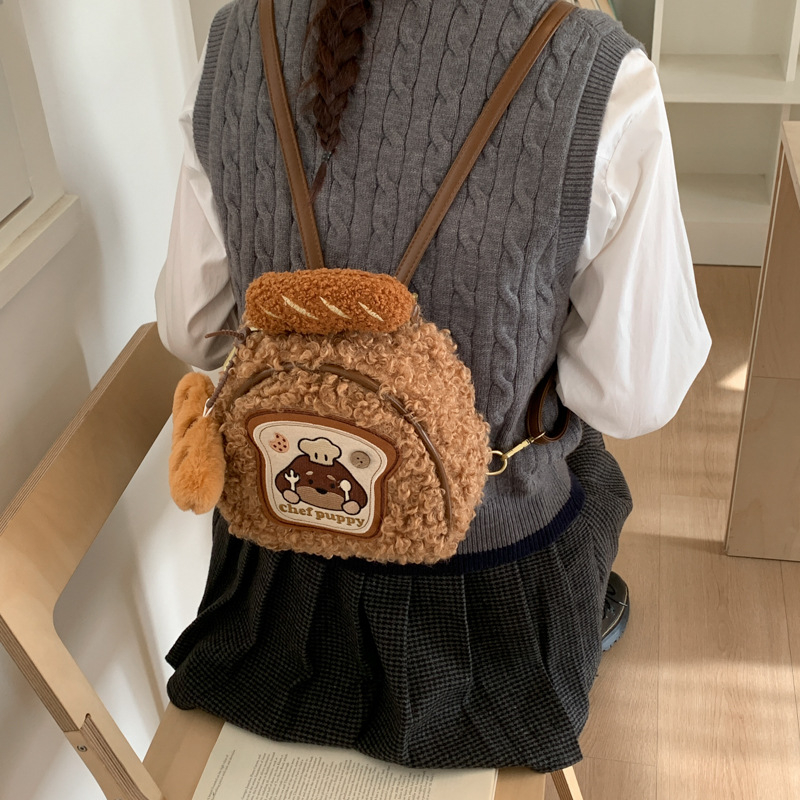 Ghiozdan din pluș, stil street, lansare iarnă 2025, căptușeală poliester, închidere cu fermoar.