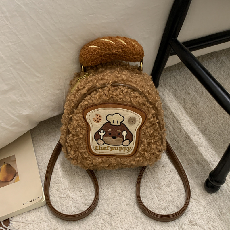 Ghiozdan din pluș, stil street, lansare iarnă 2025, căptușeală poliester, închidere cu fermoar.