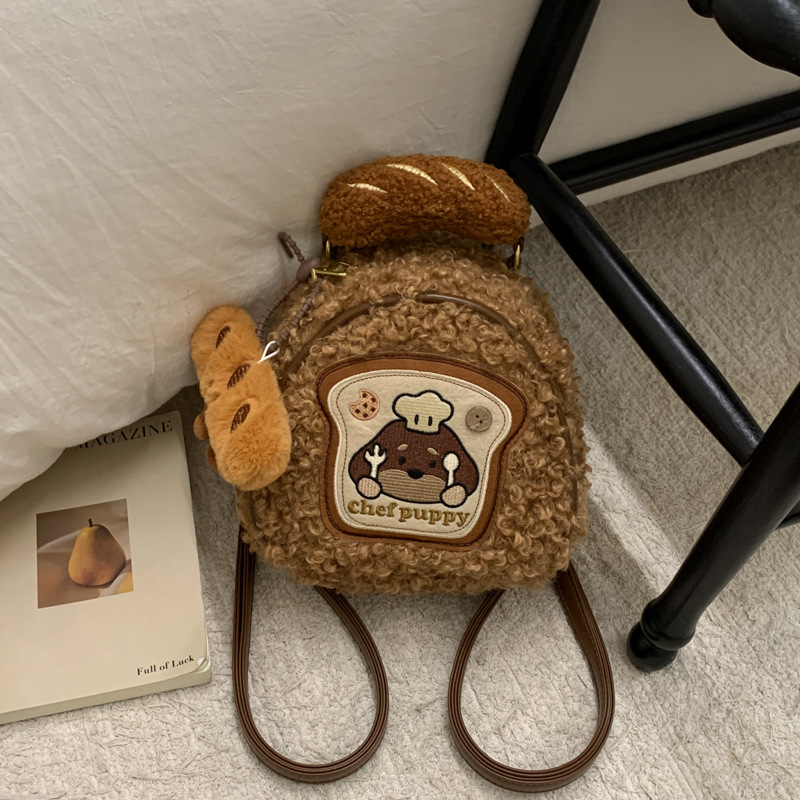 Ghiozdan din pluș, stil street, lansare iarnă 2025, căptușeală poliester, închidere cu fermoar.