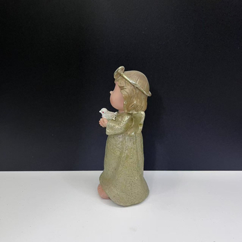 Molitveni anđeo figurica, smolna ručno izrađena dekoracija u karikaturalnom stilu, za dom i poklon za useljenje te suvenir za putovanje.