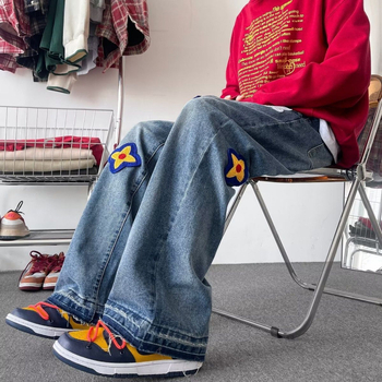 Férfi farmernadrág lazán vágott egyenes szabás, középmagas derék, gombos zárás, teljes hossz, 60–80% pamut