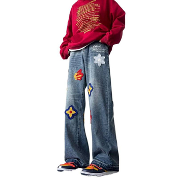 Férfi farmernadrág lazán vágott egyenes szabás, középmagas derék, gombos zárás, teljes hossz, 60–80% pamut