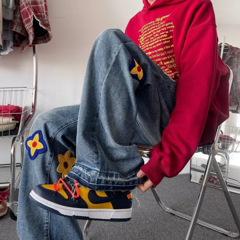 Férfi farmernadrág lazán vágott egyenes szabás, középmagas derék, gombos zárás, teljes hossz, 60–80% pamut