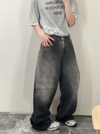 Szabad, bő szabású farmernadrág, splash ink mintával, középtalpas derék, gombos záródás, kőmosott, 90% pamut