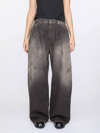 Szabad, bő szabású farmernadrág, splash ink mintával, középtalpas derék, gombos záródás, kőmosott, 90% pamut