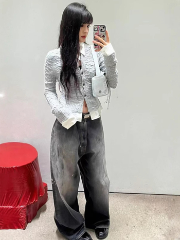 Szabad, bő szabású farmernadrág, splash ink mintával, középtalpas derék, gombos záródás, kőmosott, 90% pamut