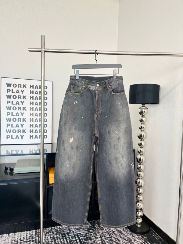 Szabad, bő szabású farmernadrág, splash ink mintával, középtalpas derék, gombos záródás, kőmosott, 90% pamut