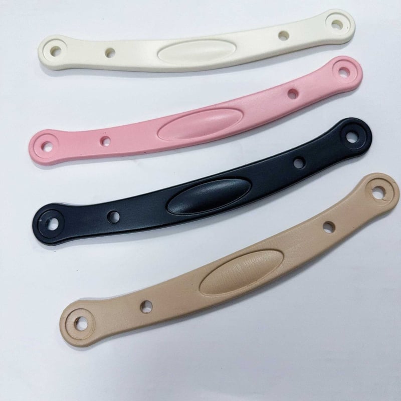 Perforirane papuče-klompe s trakom na petu i reflektirajućim vezicama, model 36–41, duljina vezica 20–21,5 cm, pogodne za jesen