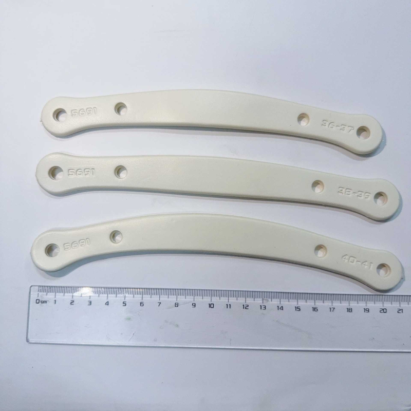 Perforirane papuče-klompe s trakom na petu i reflektirajućim vezicama, model 36–41, duljina vezica 20–21,5 cm, pogodne za jesen