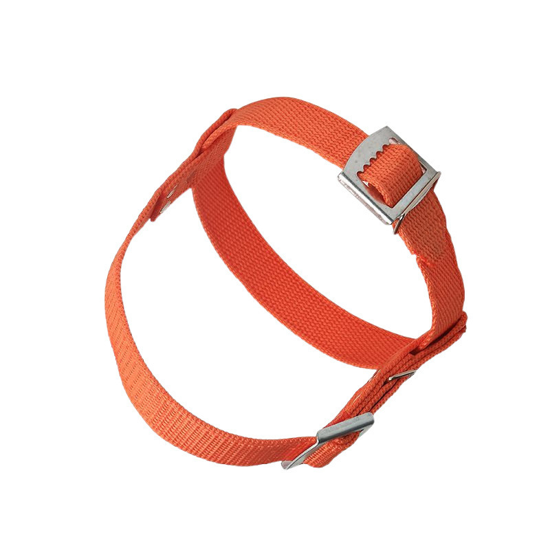 Set za penjanje po stupovima za električare: kopča za nogu, pojasevi za penjanje, proširene i debele pete te metalne vezice — zimска uporaba