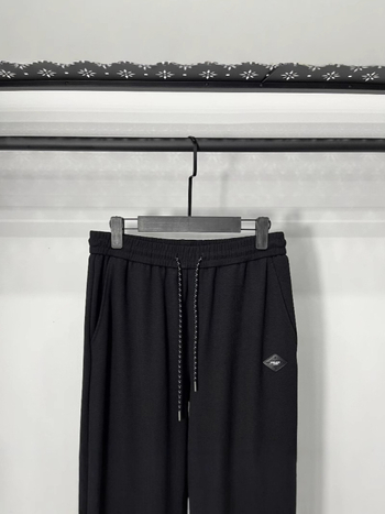 Sportos casual nadrág középmagasságú derékkal, tapered szabású, rugalmas anyag, 55% poliészter, tavasz 2025, férfiaknak (55% poliészter; rugalmas anyag; középmagasságú derék; tapered szabás)