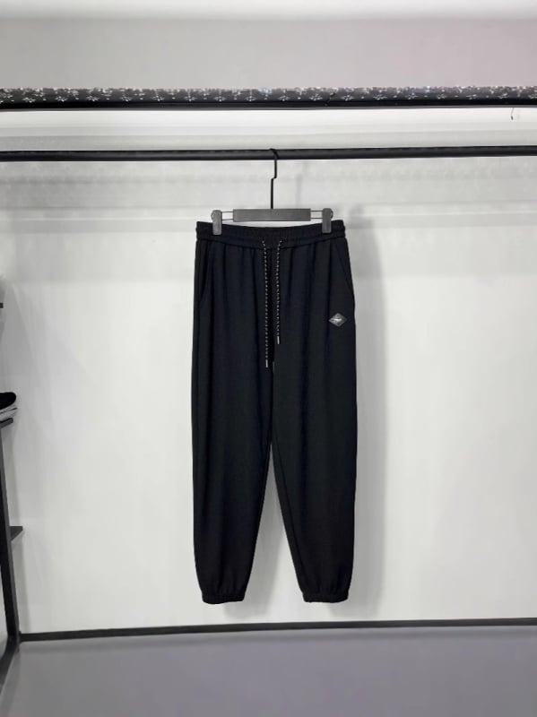 Sportos casual nadrág középmagasságú derékkal, tapered szabású, rugalmas anyag, 55% poliészter, tavasz 2025, férfiaknak (55% poliészter; rugalmas anyag; középmagasságú derék; tapered szabás)